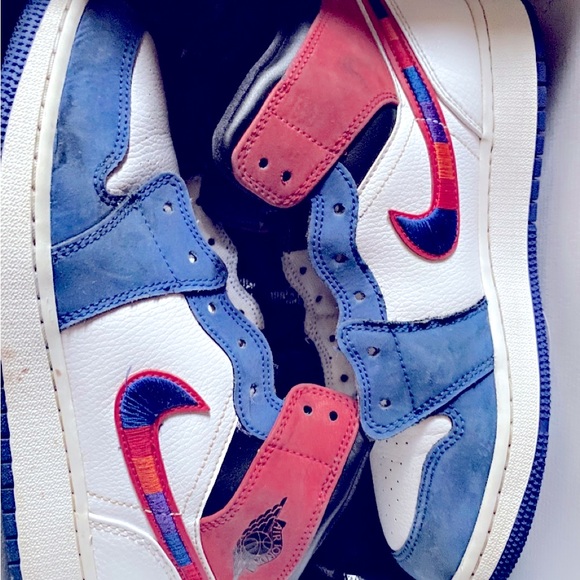 Comes with shoe strings !